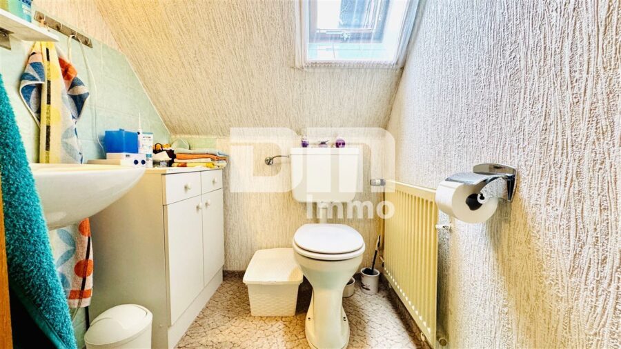 Modernisierte DHH mit Doppelgarage und 2x Carport in Traumlage inkl. Bachlauf - OG / DG WC